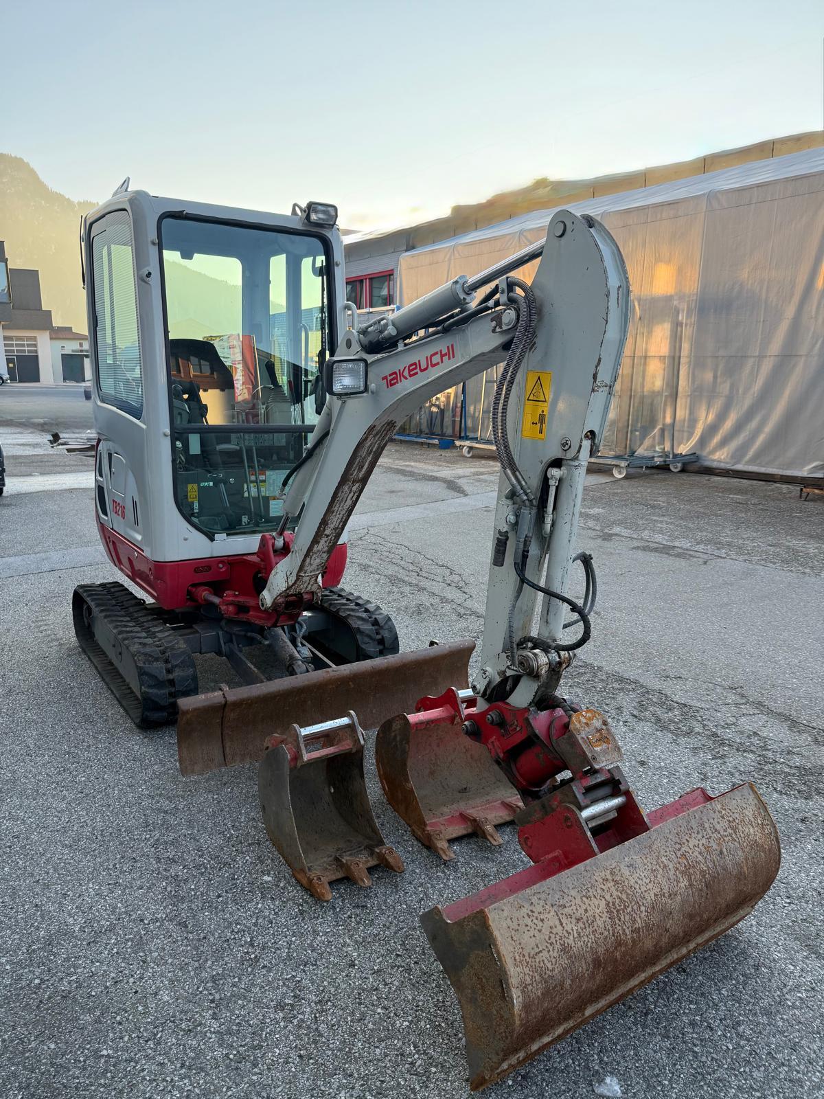 Takeuchi TB216 Powertilt und hydraulischer Schnellwechsler 3