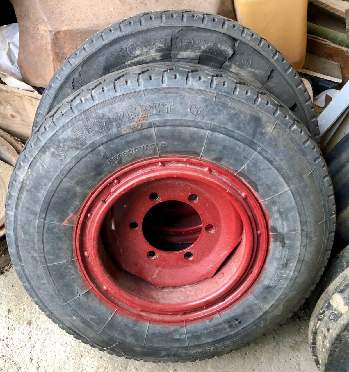 Anhängerreifen 825x16 mit 6-Loch-Felgen 1