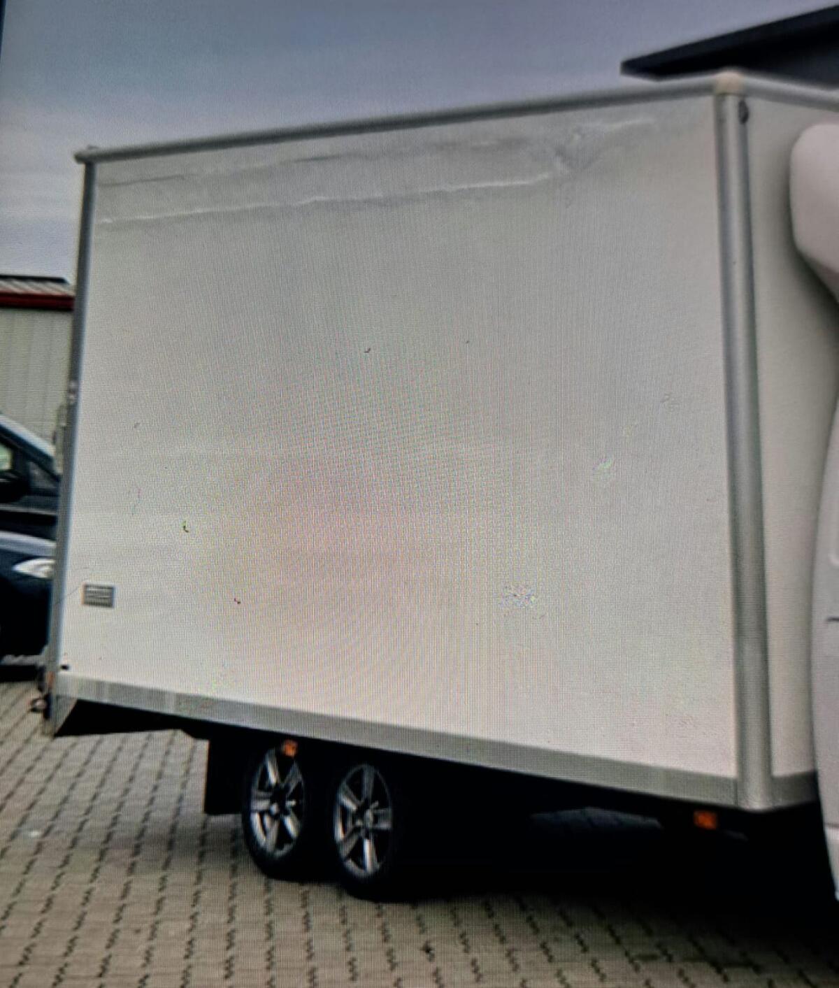 Kofferaufbau (vielleicht als Verkaufsanhänger) 1