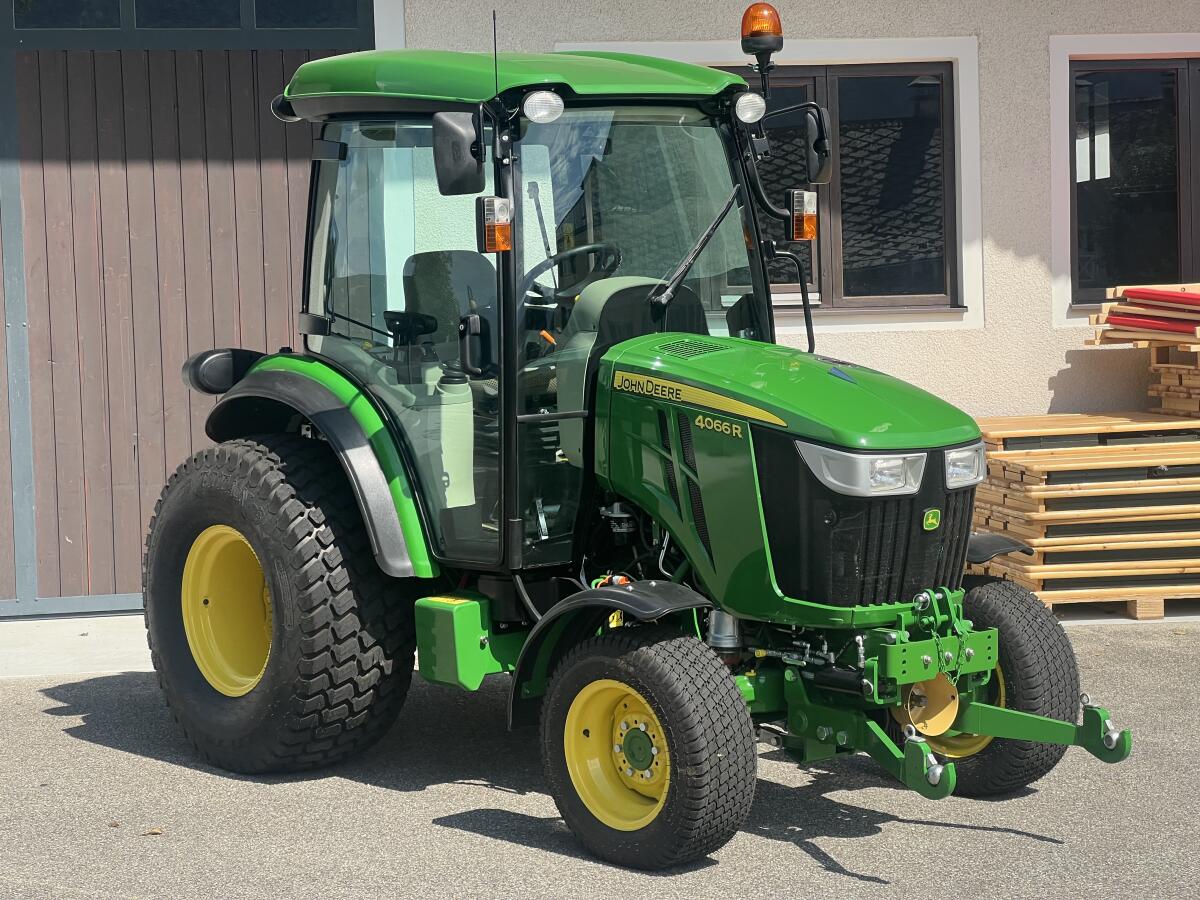 John Deere 4066R Kompakttraktor 3