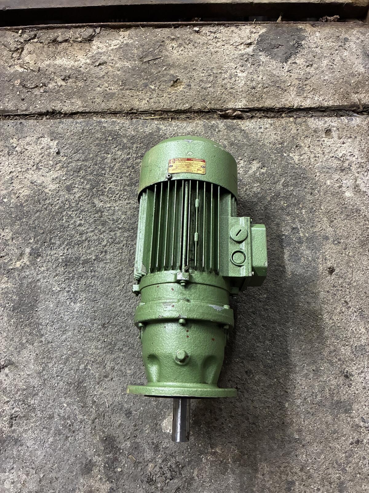 Elektromotor mit Getriebe 2