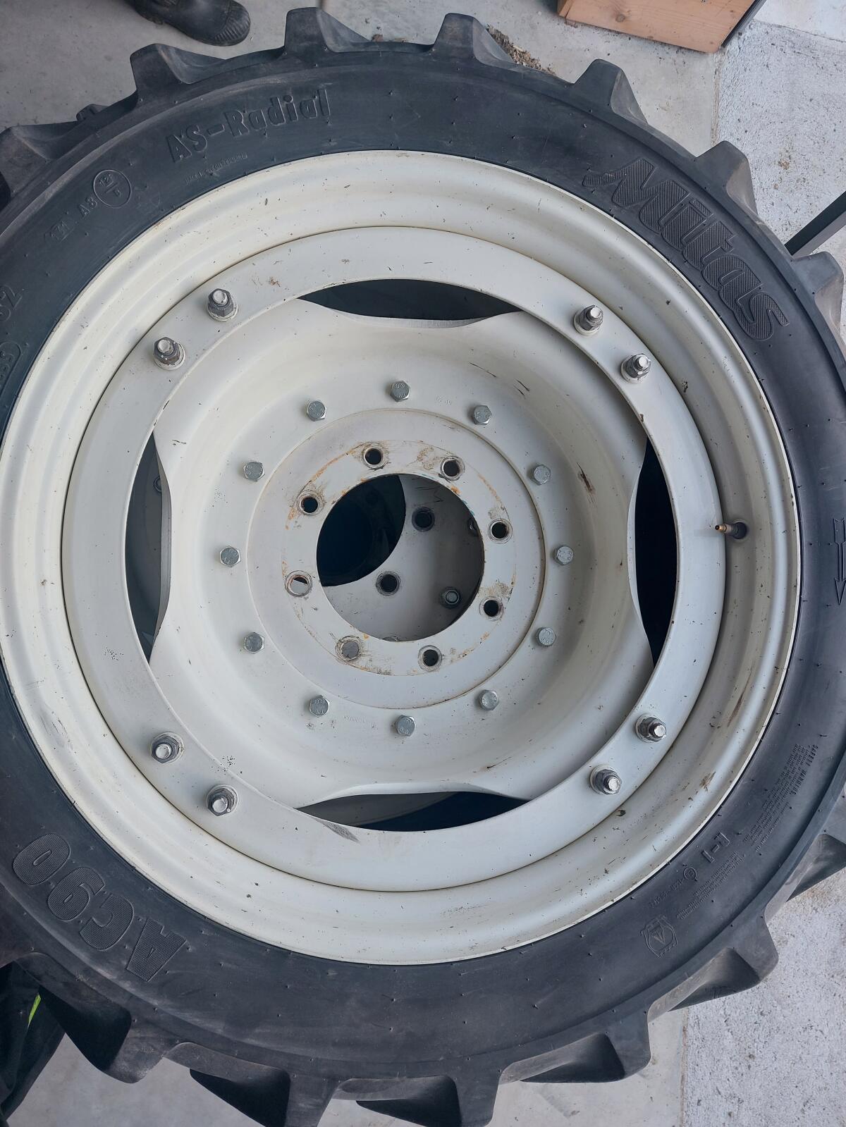 Pflegebereifung 270/80R32, 270/95R44 2