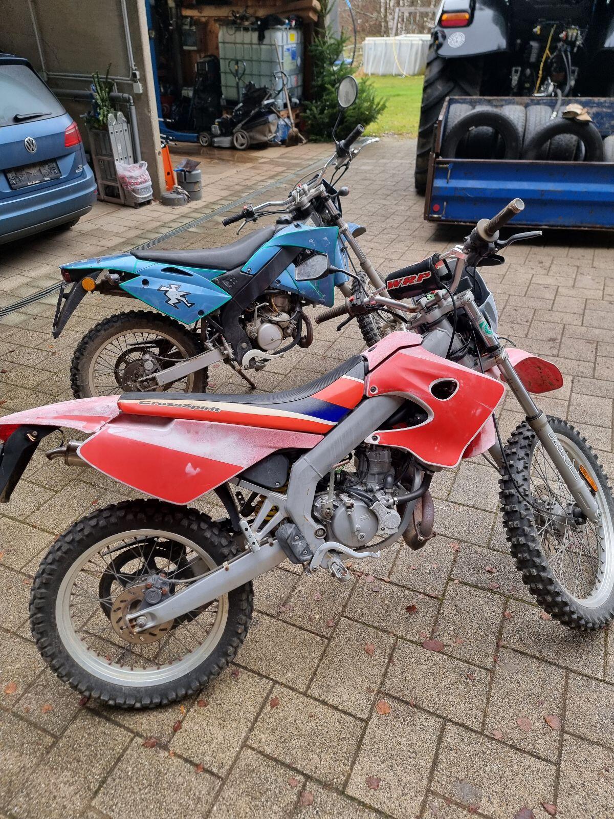 Mopeds Derbi Senda R und Rieju 2