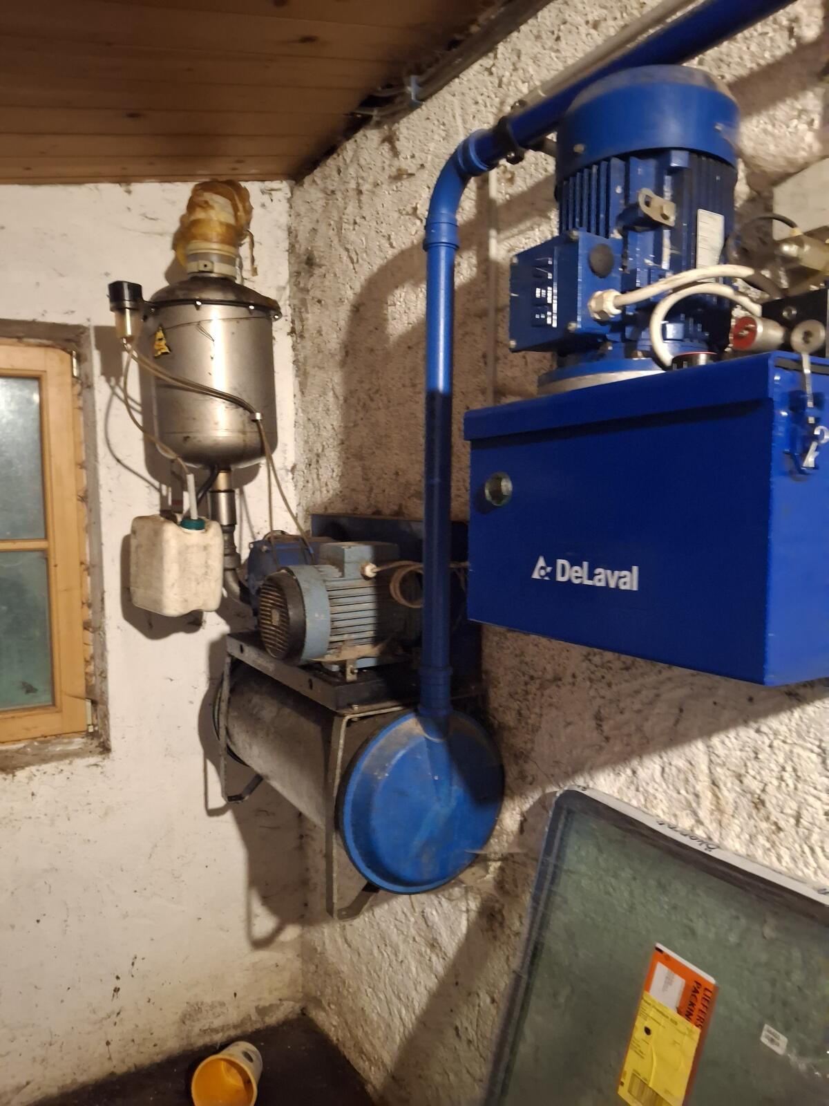 Rohrmelkanlage DeLaval mit 4 Stk. Milchmaster 3