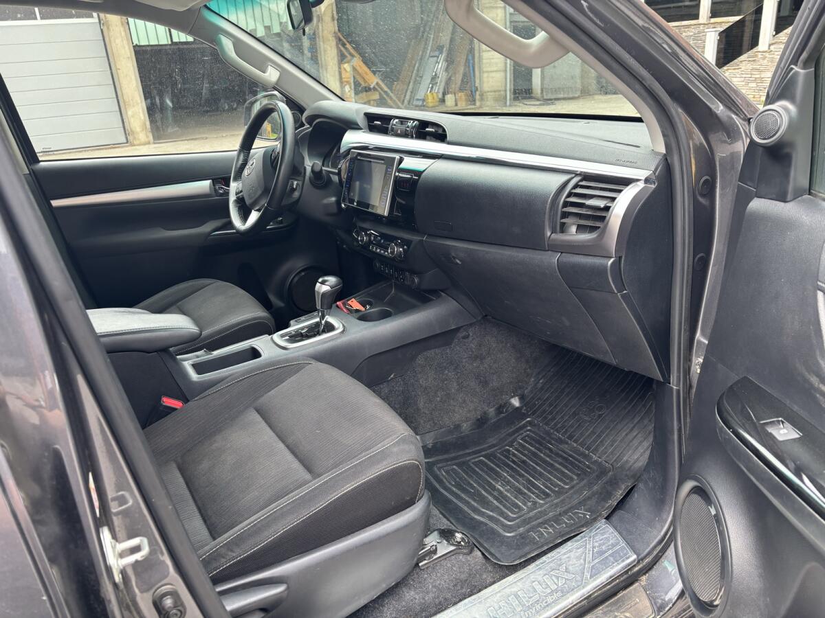Toyota Hilux 2