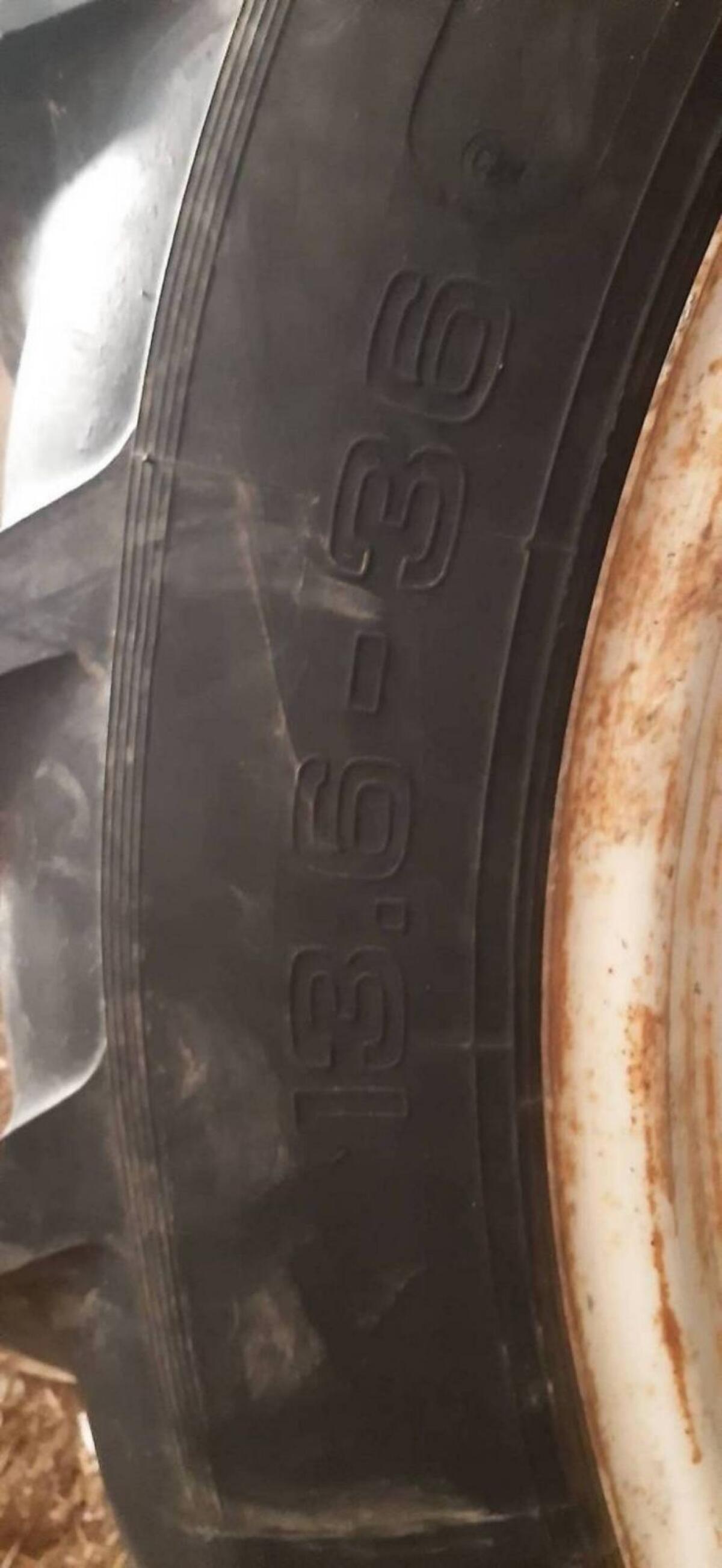 Traktorreifen 13/6R36 mit Felgen 2