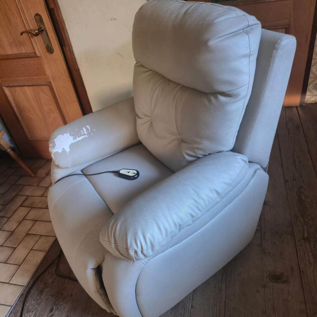 El. Fernsehsessel mit Aufstehhilfe 1