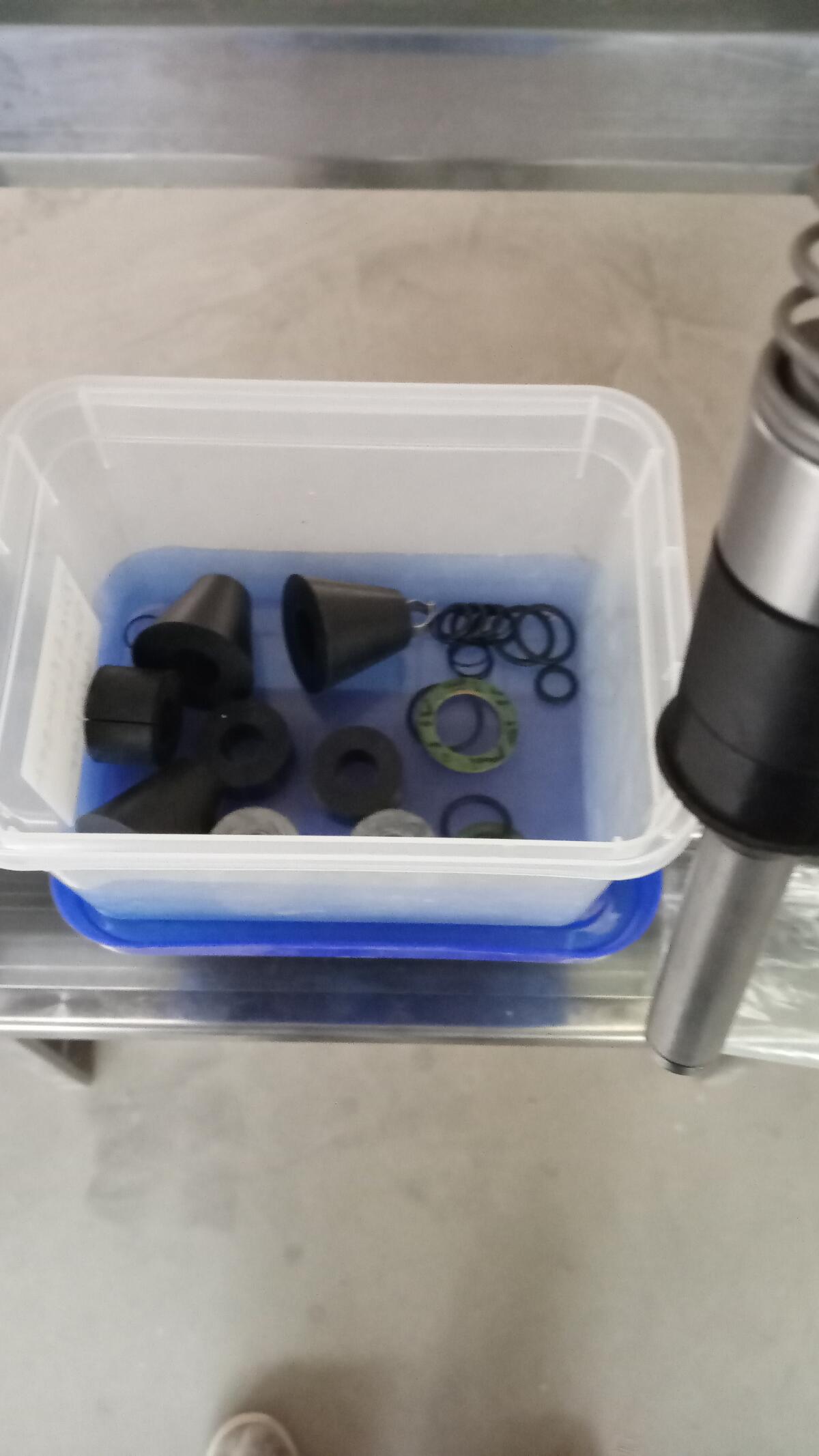 Flaschenabfüller Edelstahl mit Gestell 3