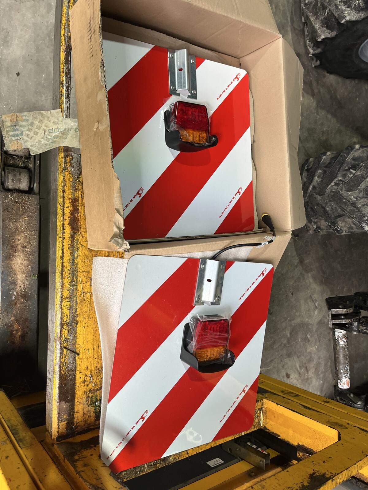 Warntafel-Set mit Vorder- und Rückbeleuchtung 1