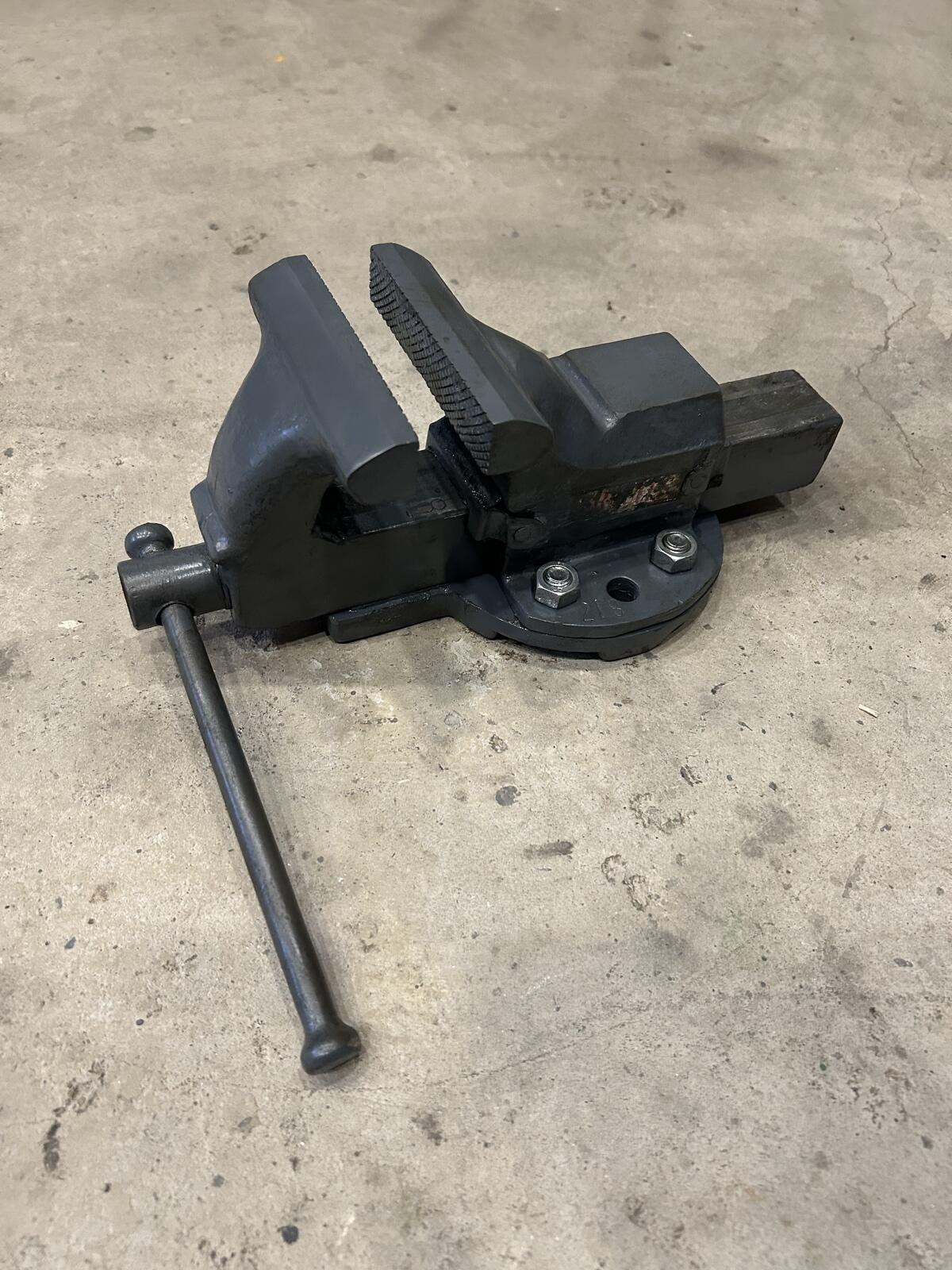 Schraubstock Herkules geschmiedet 1