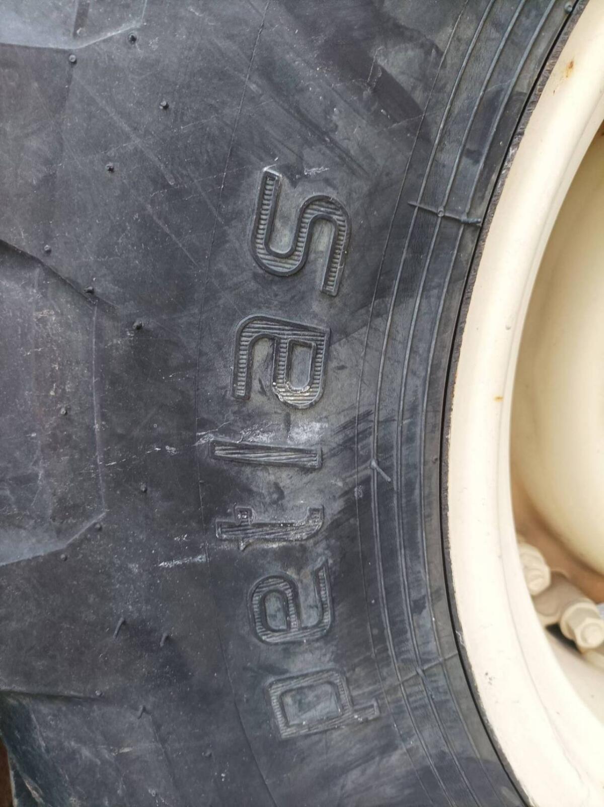 380/70R24 Kompletträder 3