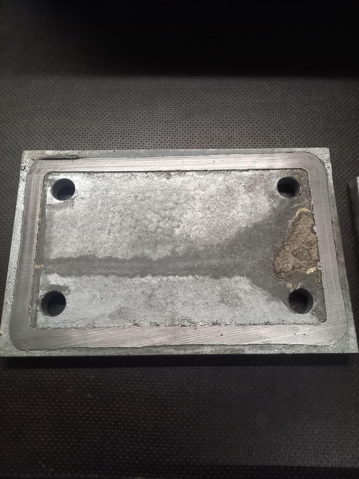 2 verzinkte Stahlplatten einseitig abgeschnitten 3