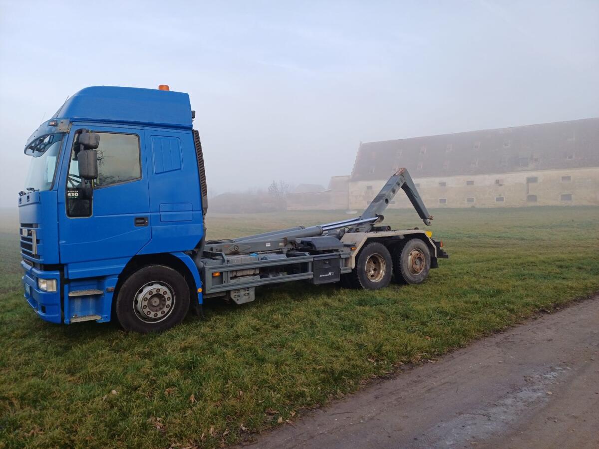 Iveco Stralis Abrollkipper mit Hakenlift 3