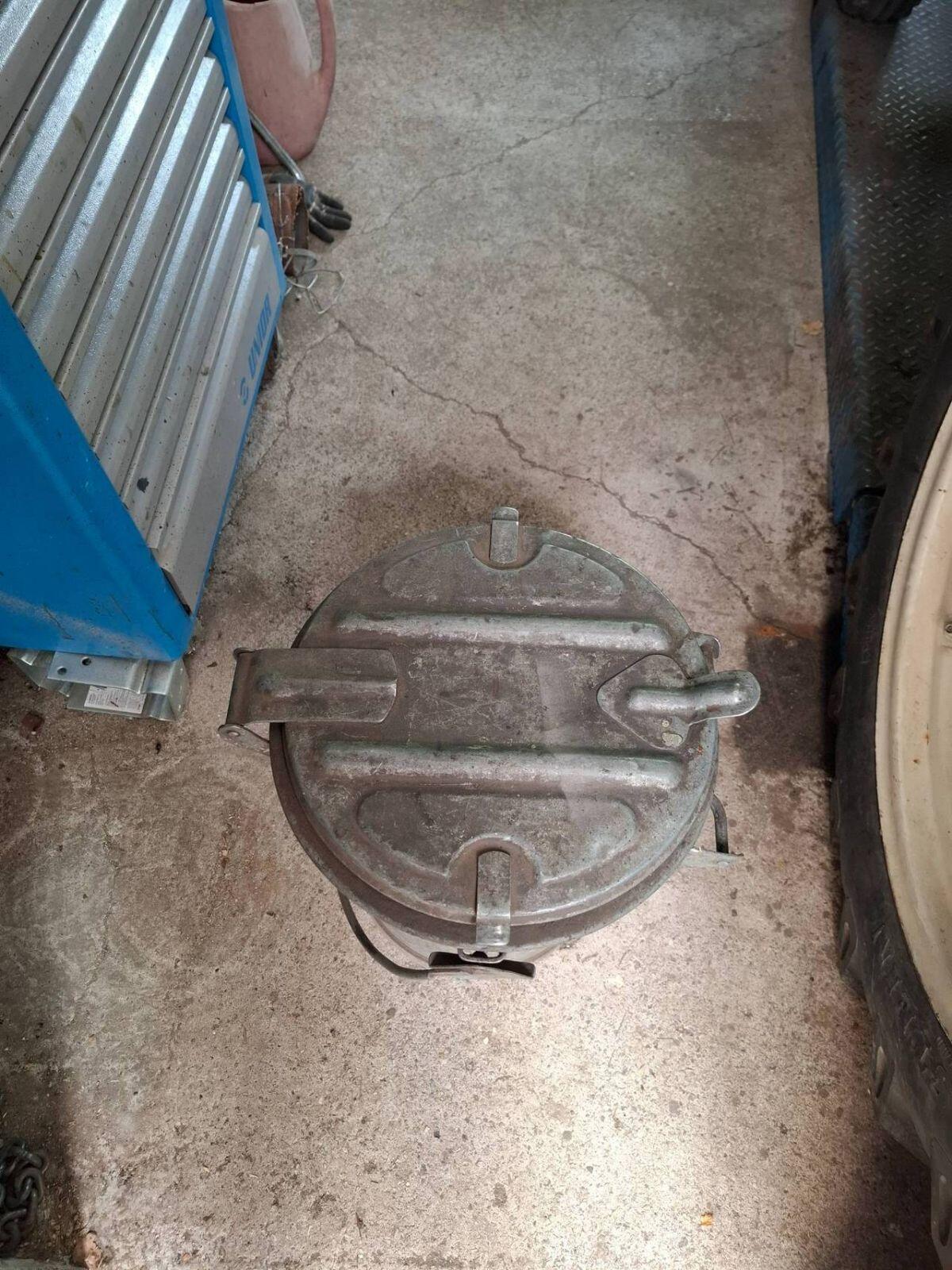 Zu verkaufen Metall-Mülltonnen 3