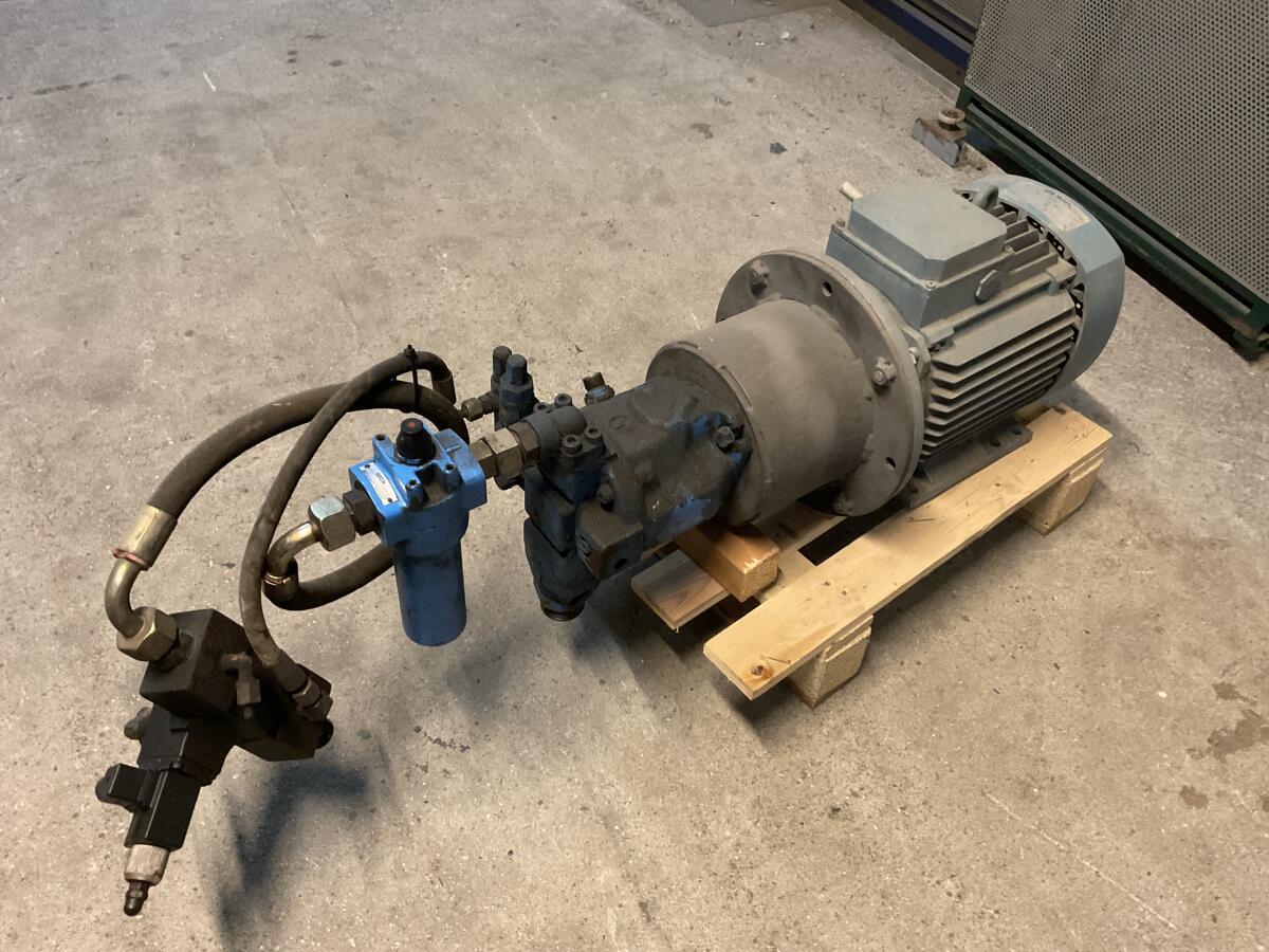 ABB Motor MBT132M 7,5/8,6KW mit Hydraulikpumpe 28cm³ 210bar 3