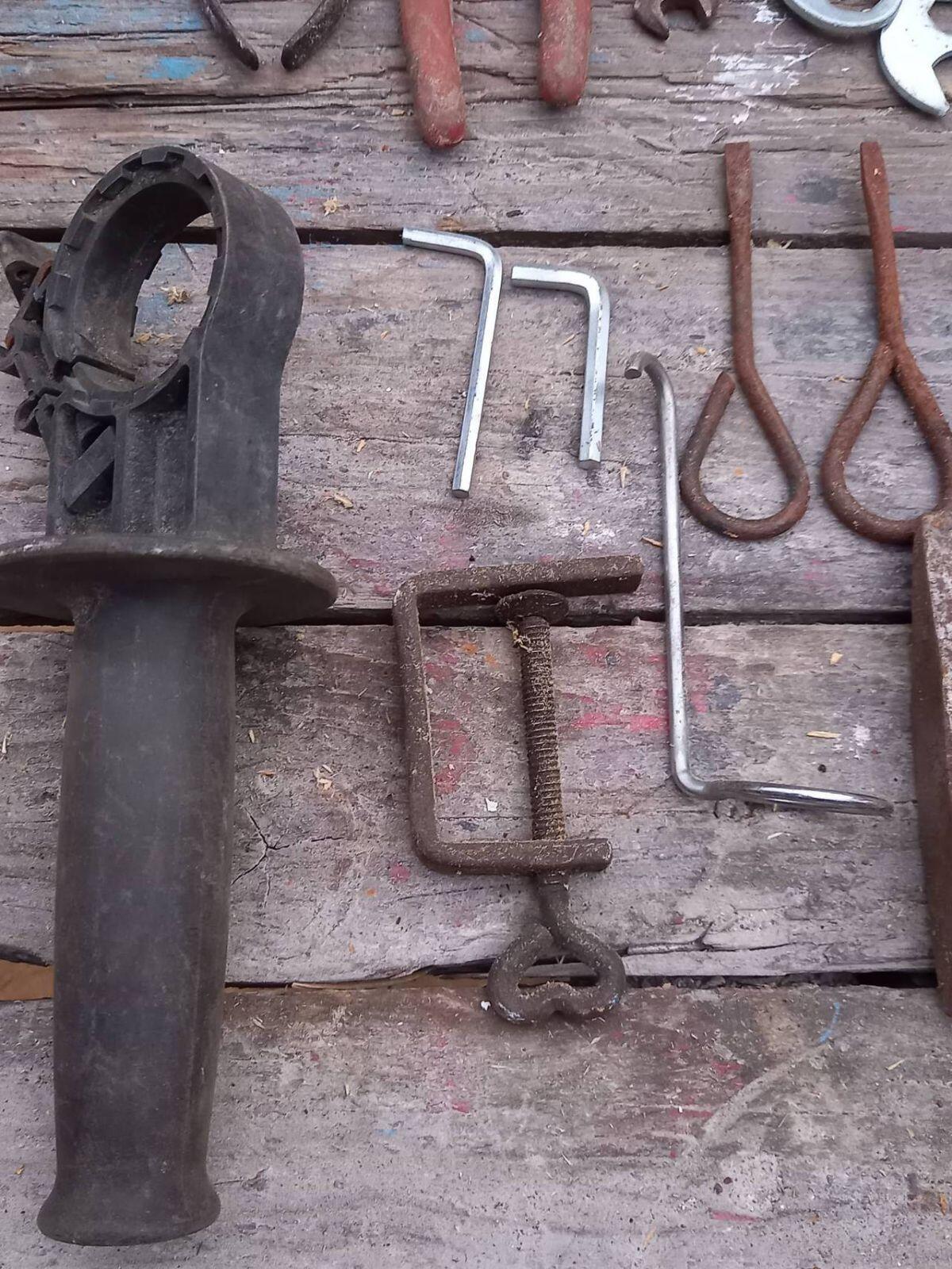 Blechschlüssel und defektes Werkzeug 2