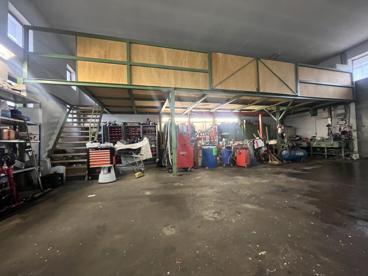 Zwischenboden Halle 3,8 x 12 m mit Ladetor, Geländer, Stiegen 2