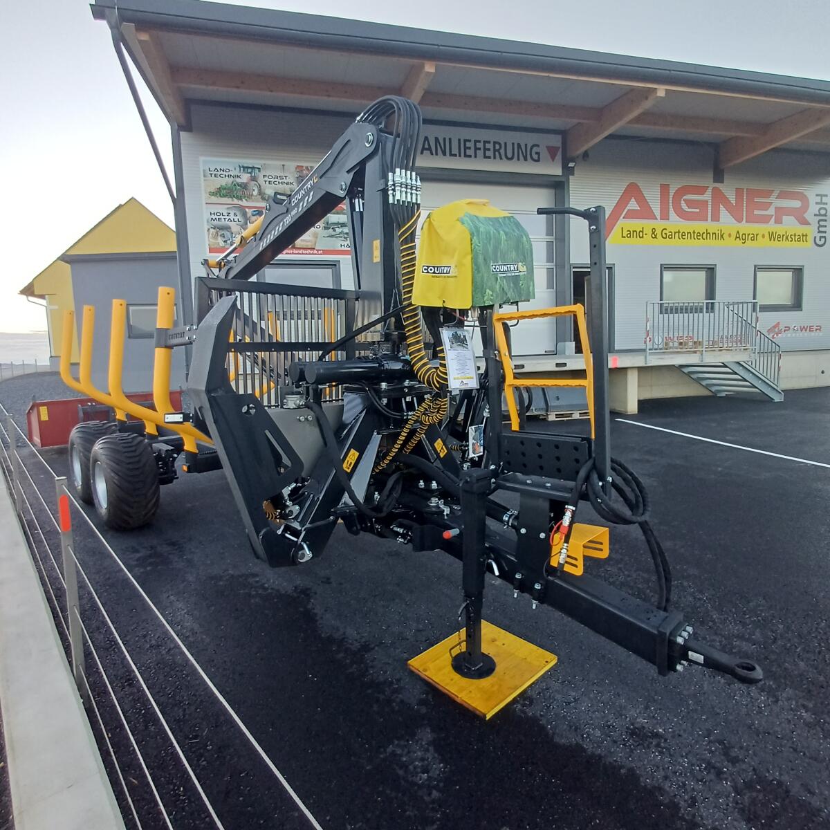 Country Forstanhänger T90S mit Kran 700 Pro 3