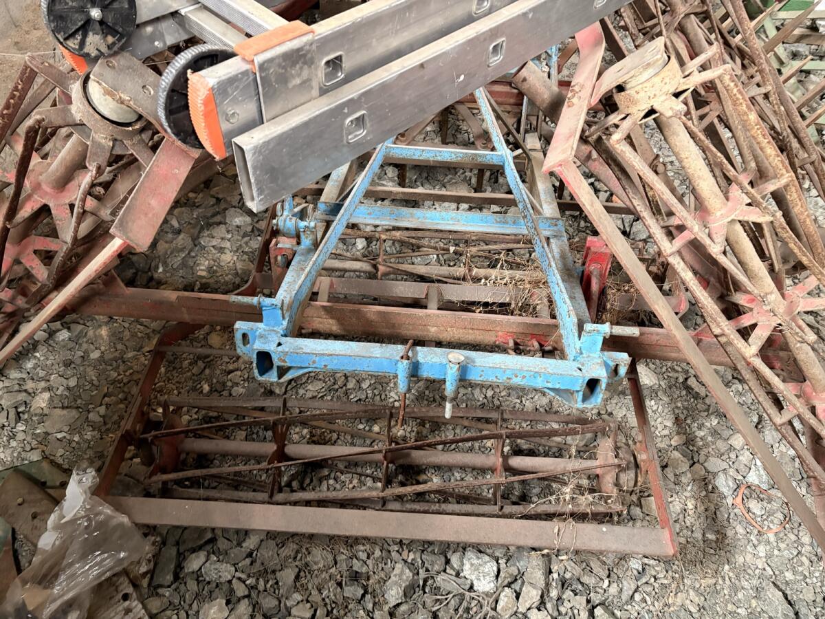 2 alte Eggen, eine mit Walze, eine ohne 3