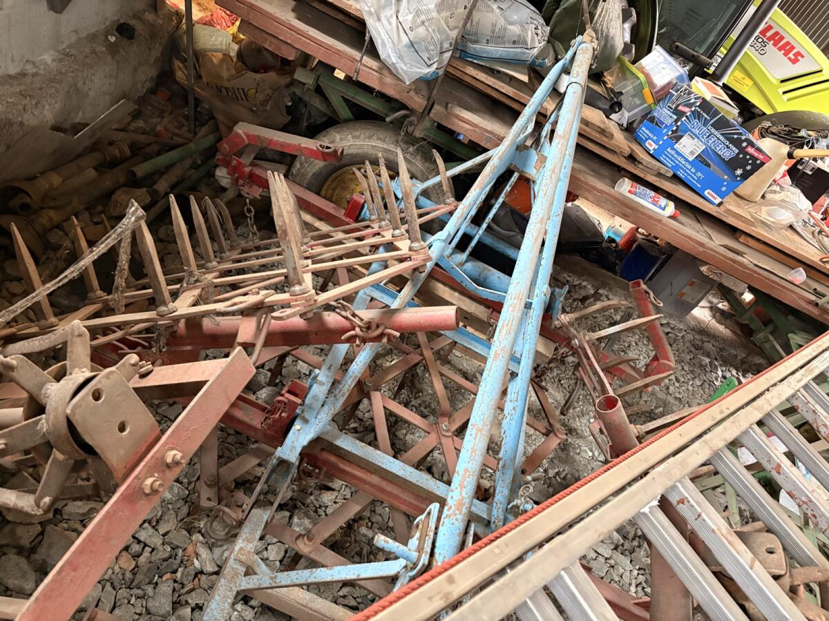 2 alte Eggen, eine mit Walze, eine ohne 2