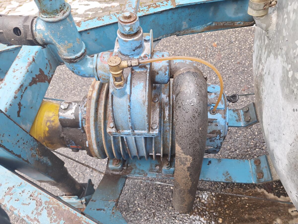 Güllefass Gülleknecht 2