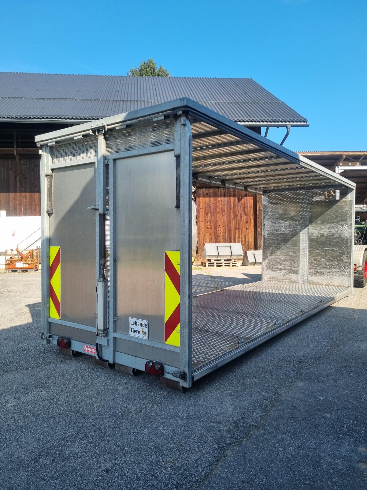 Abrollcontainer mit Hubdach und Seitenplanen 3