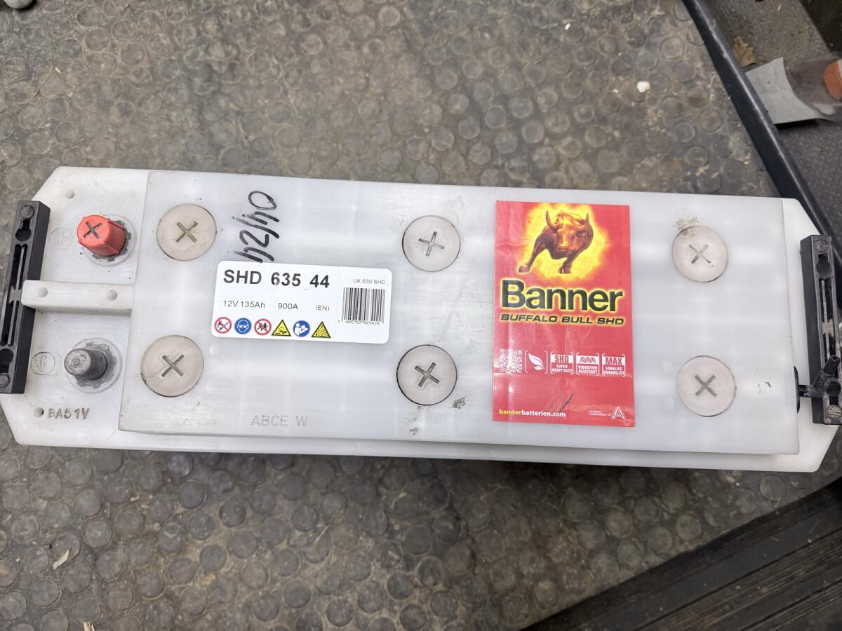 Banner Batterie 12 V 135 Ah 900 A 2