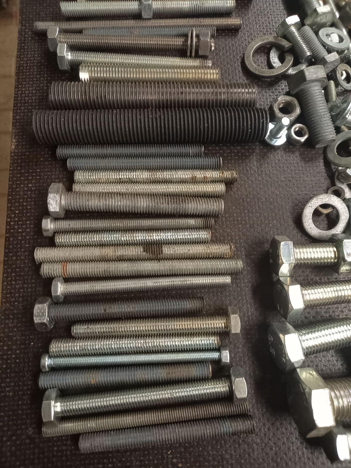 Schrauben Muttern Scheiben Gewindestücke 3