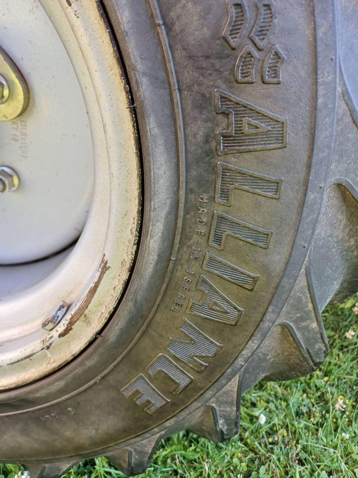 Mähtrac Hoflader Reifen 3