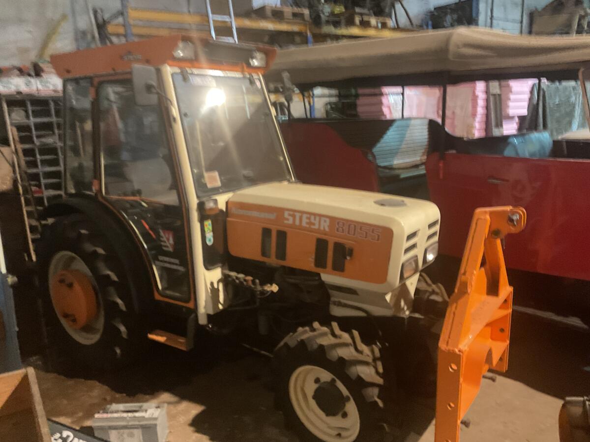Steyr 8055 Schmalspur Allrad Traktor 2