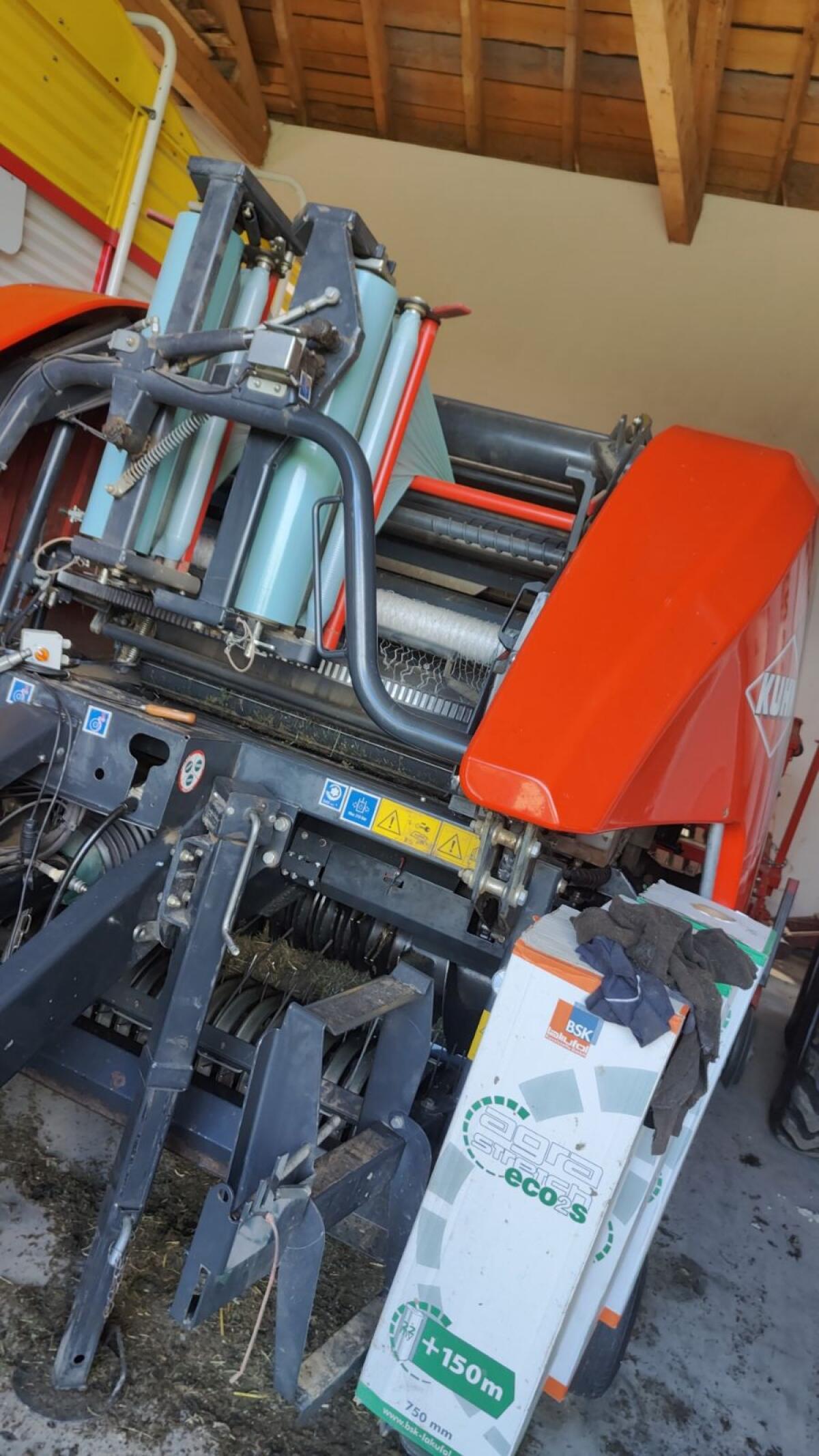 Ballenpresse Kuhn I Bio Plus mit Mantelfolie 3