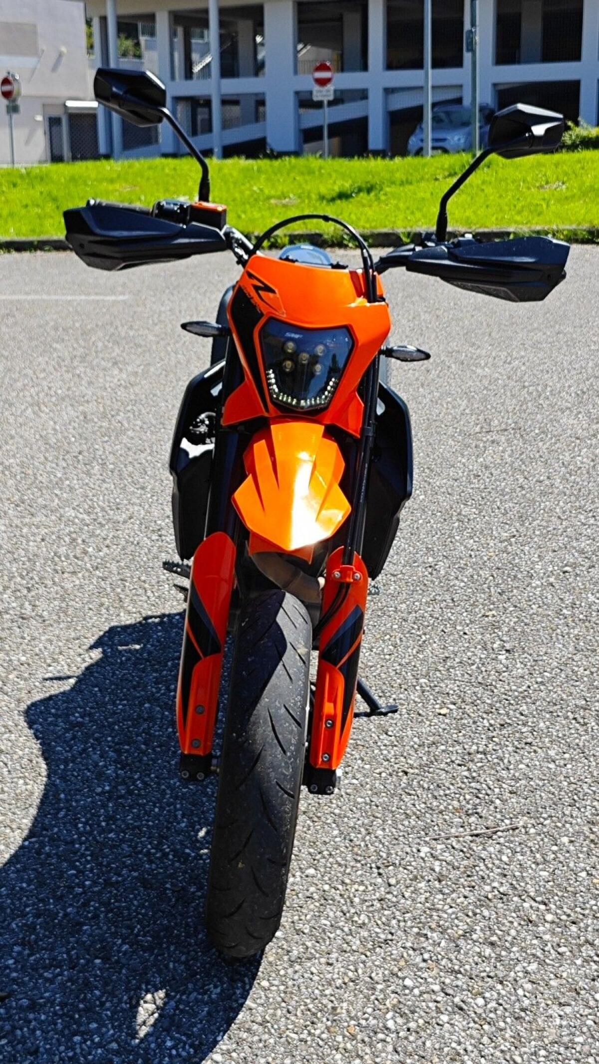 Motorrad KTM 690 SMC-R Supermoto 3