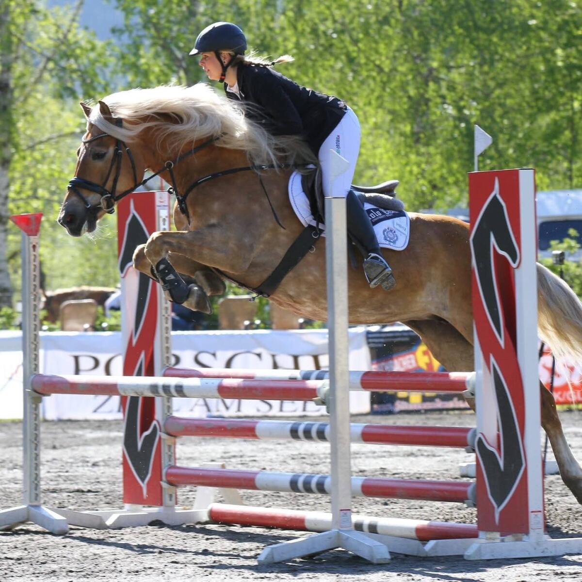 Bildhübsche Lehrmeisterin 2