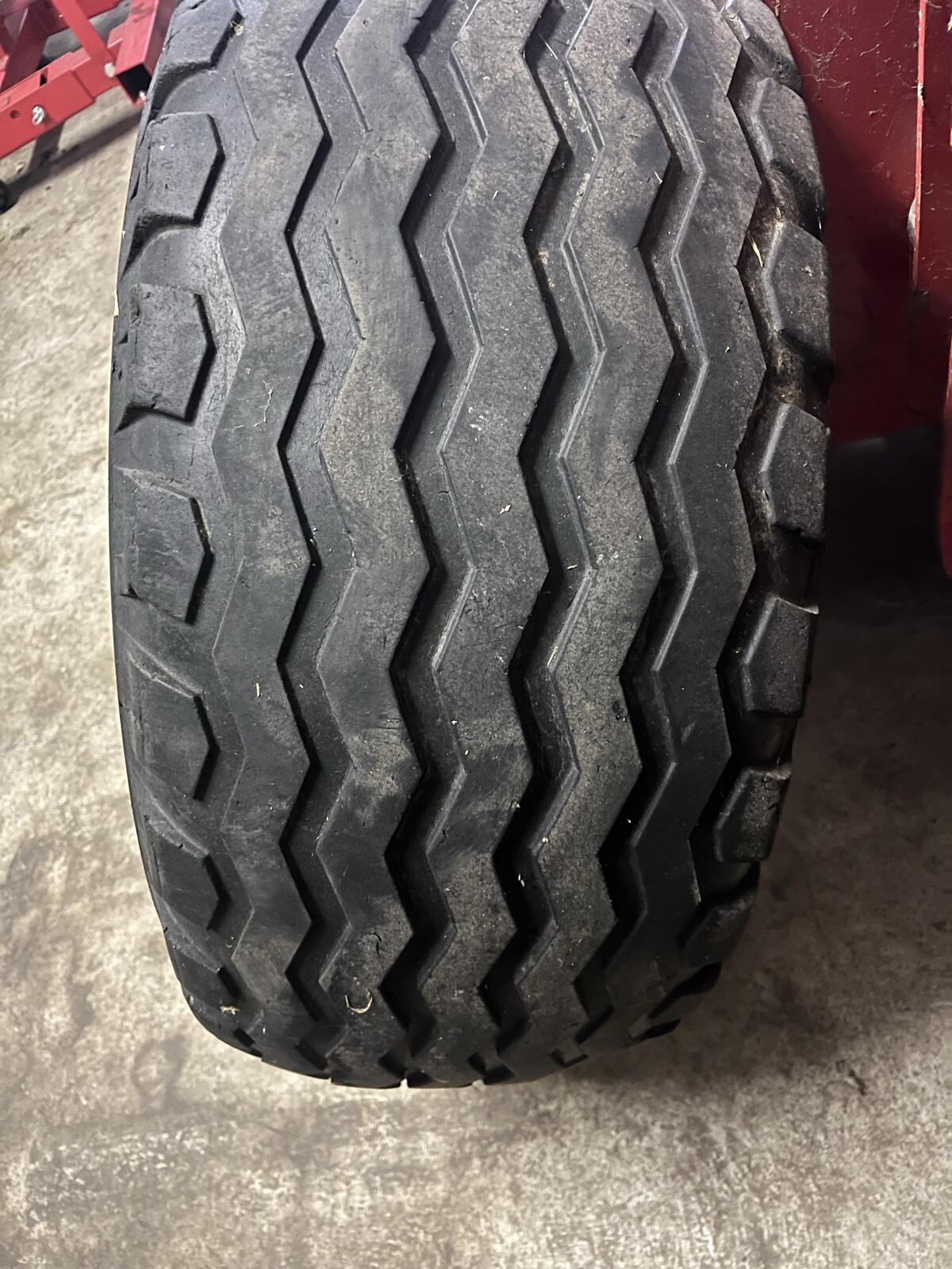 Reifen 13.0/55-16 inkl. Felge 2