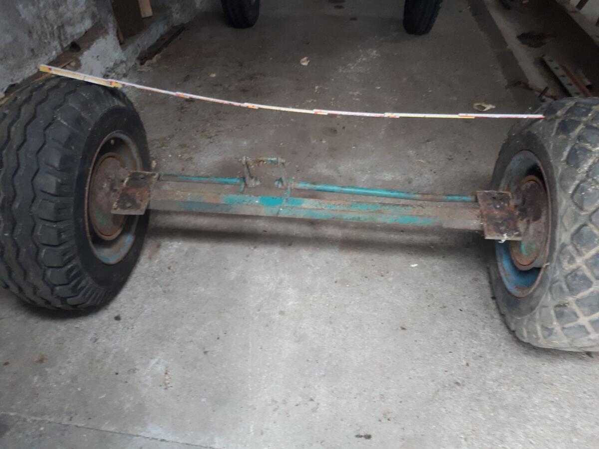 Achse mit Felgen und Reifen 2