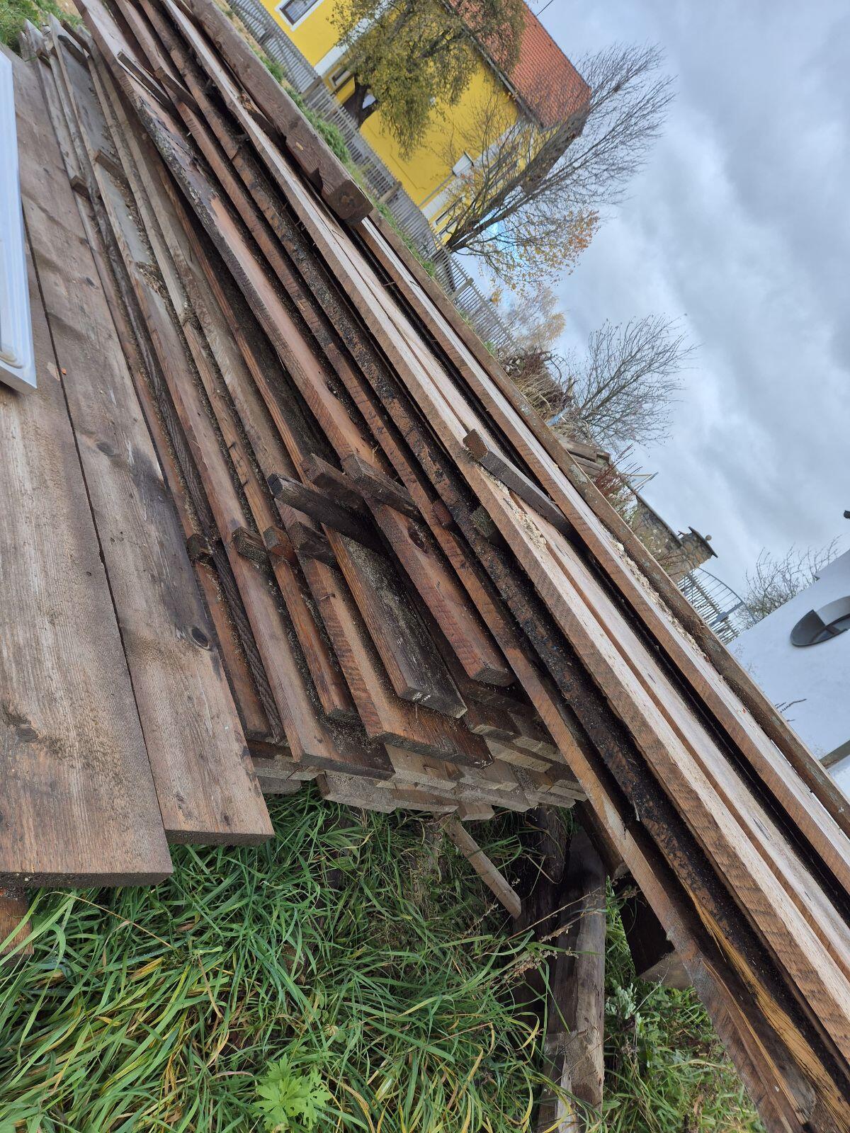 Altholz gehackt, abgewetterte Bretter, Brennholz 2