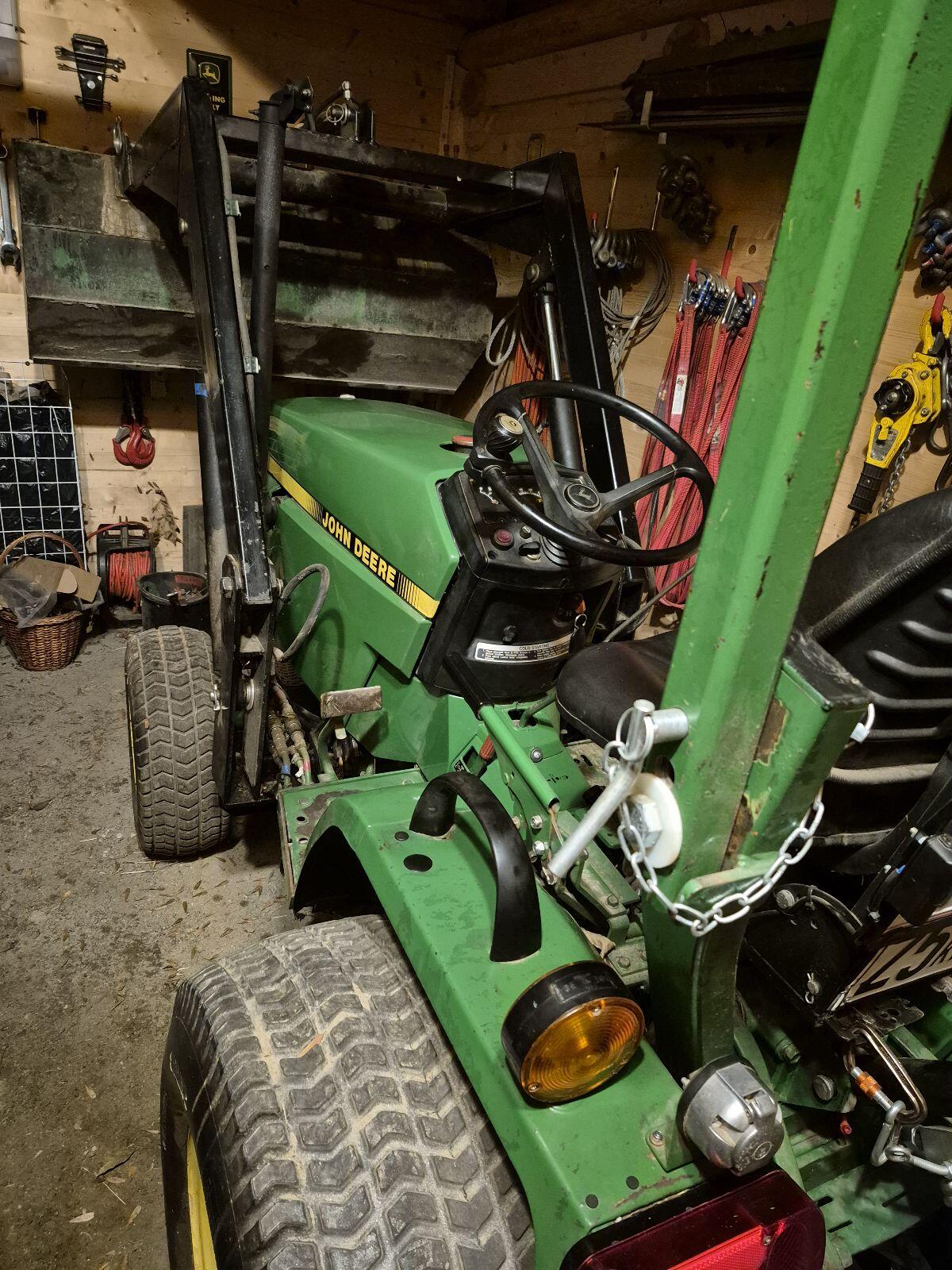 John Deere Kleintraktor mit Frontlader 2