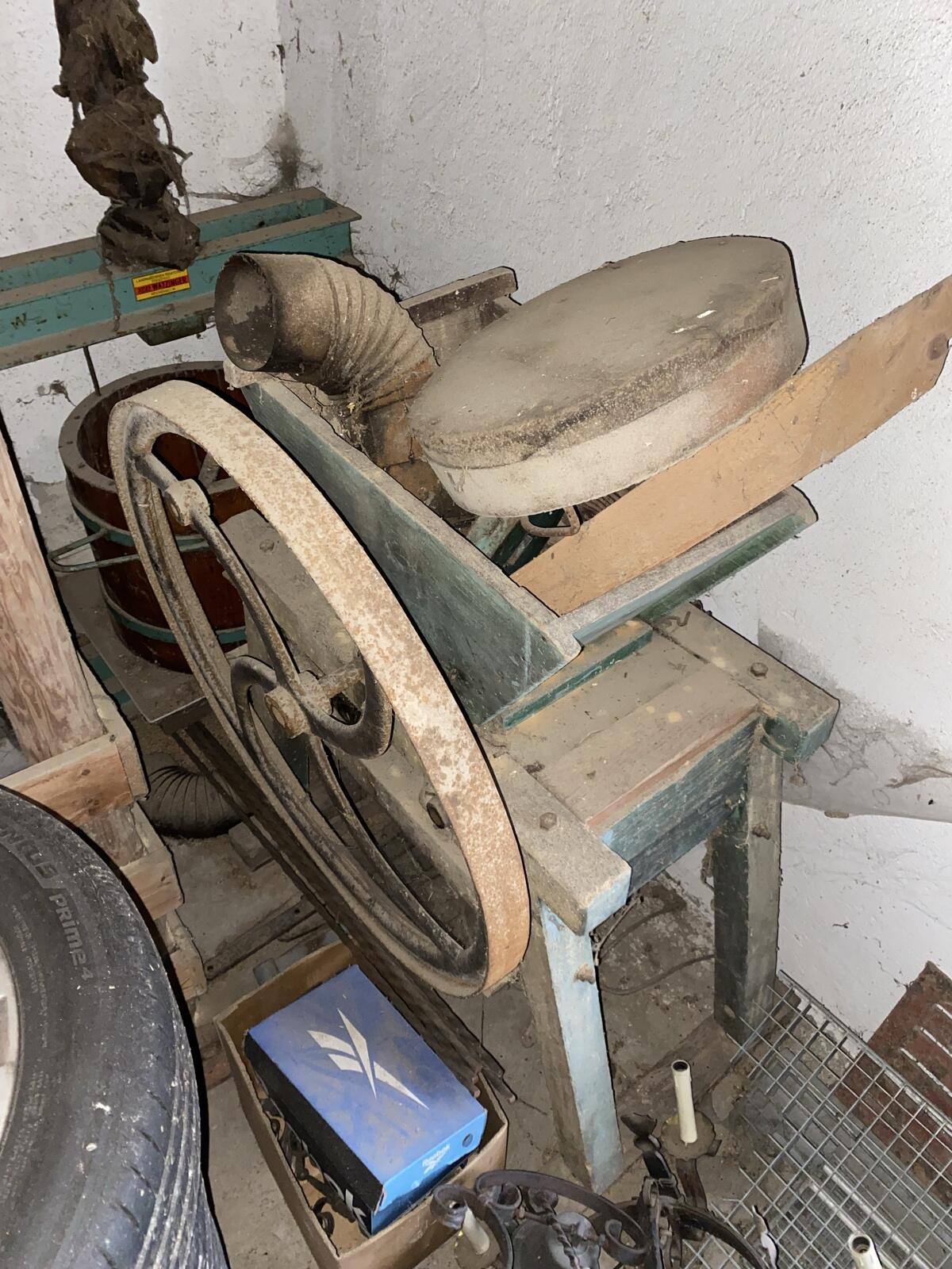 Obstpresse und Obstmühle antike 2