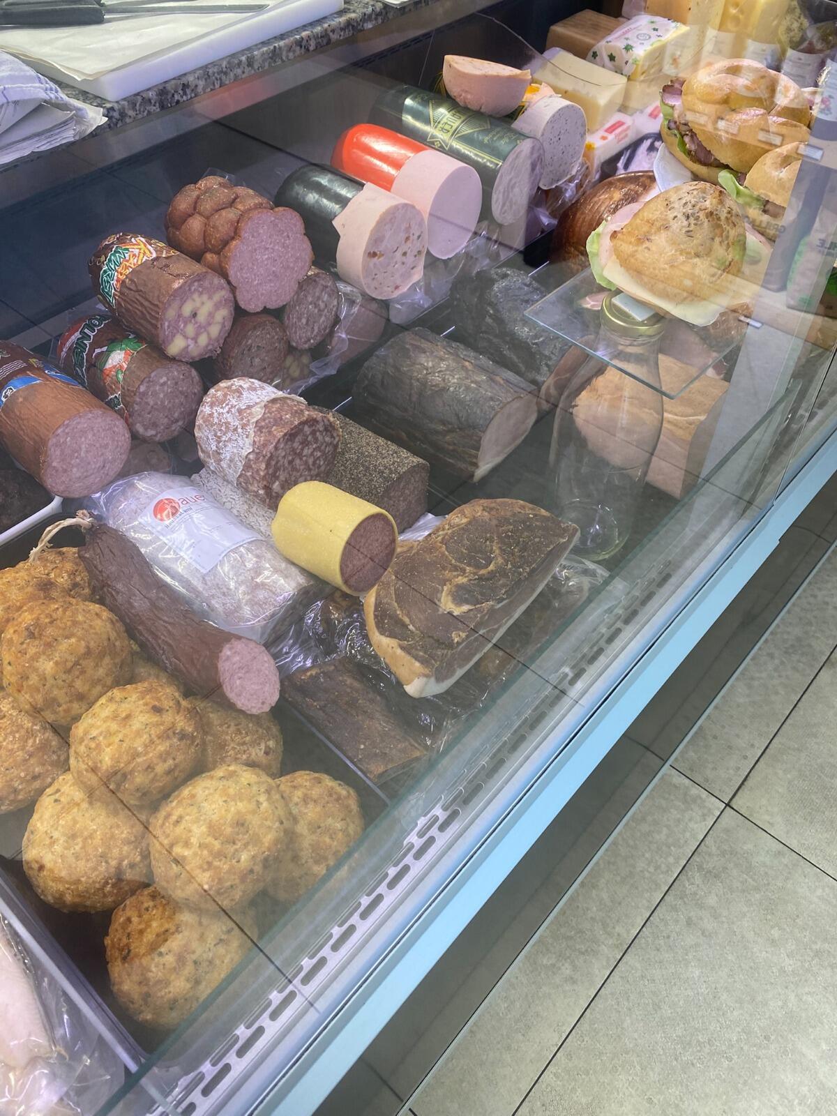 Kühlvitrine und Wandkühlregal mit Außen-Kühlaggregat 2