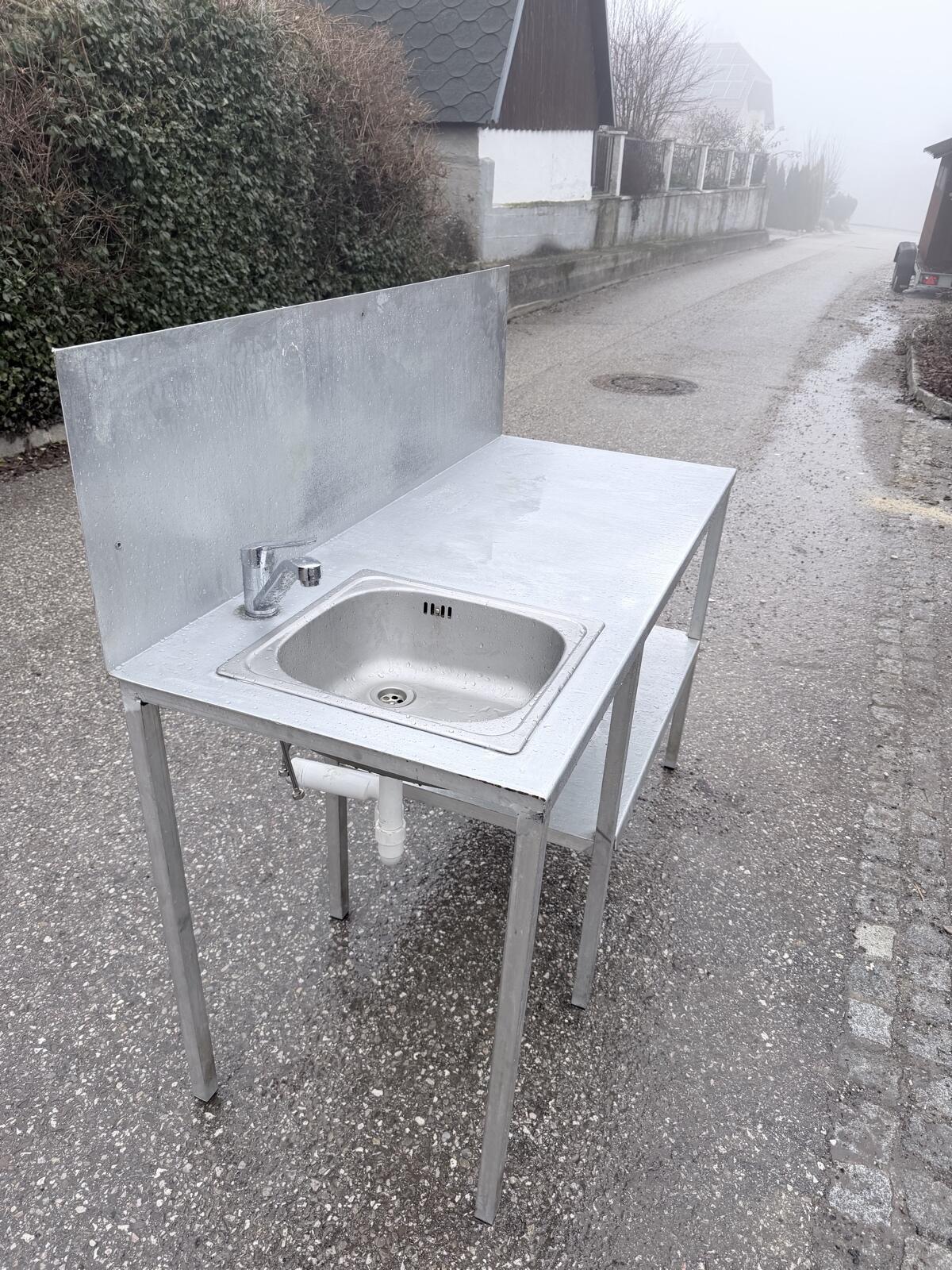 Tisch mit Waschbecken 2