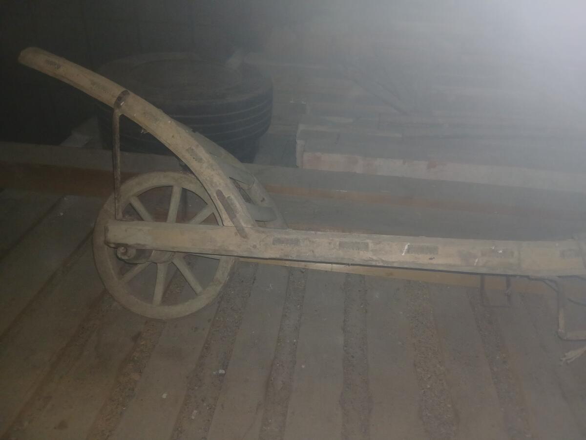 Verkaufe alten Schubkarren 2