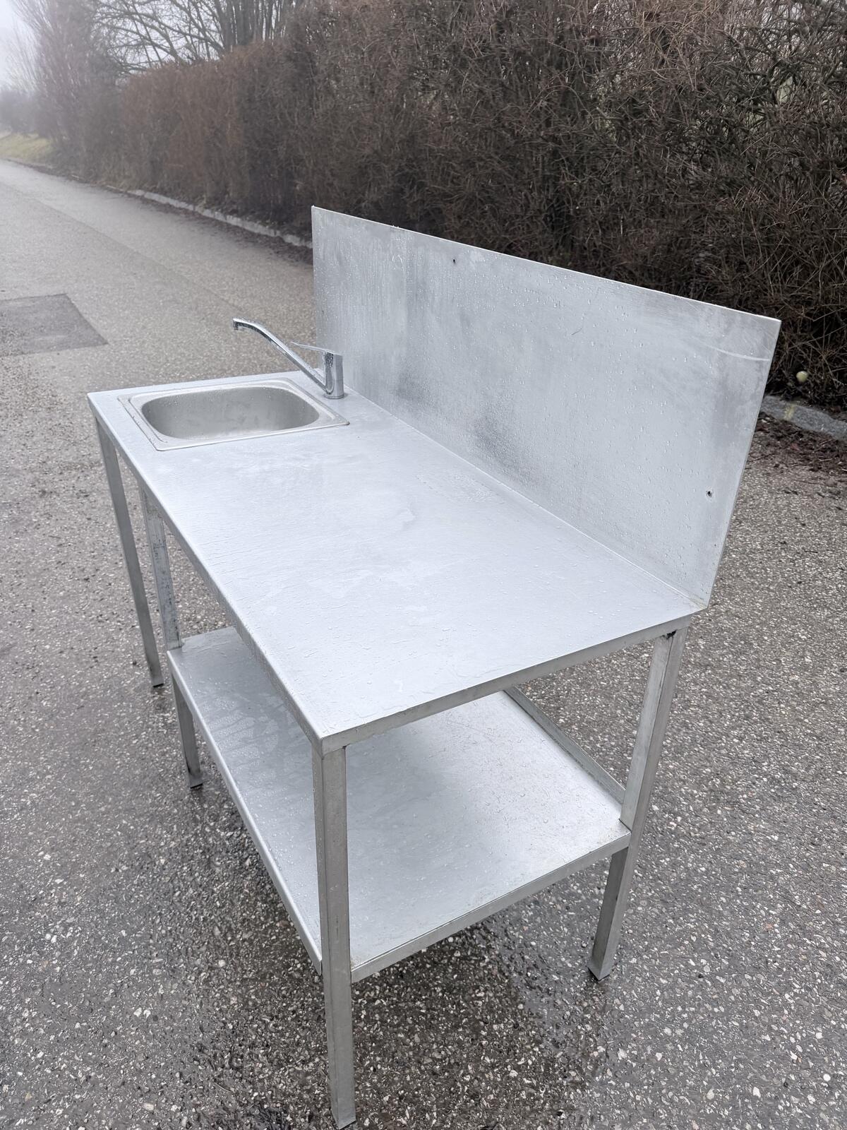 Tisch mit Waschbecken 3