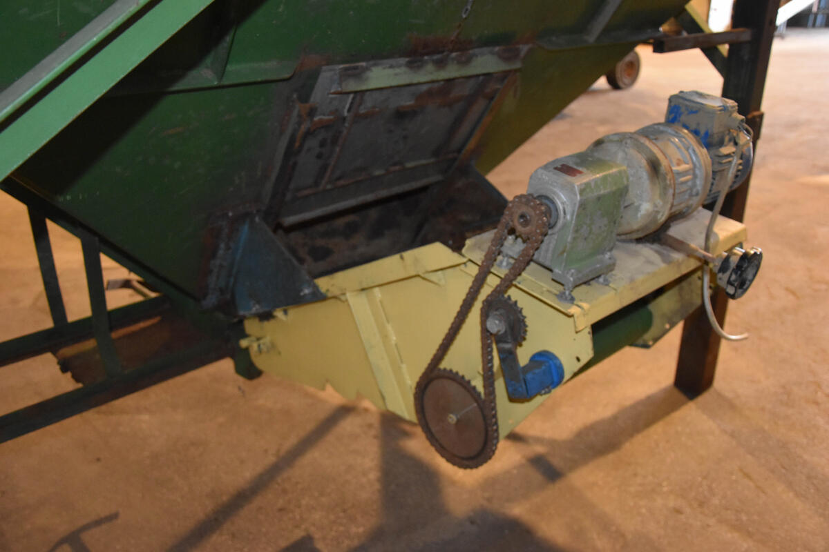 Bunker für Gemüse oder Kartoffeln mit Förderband 3