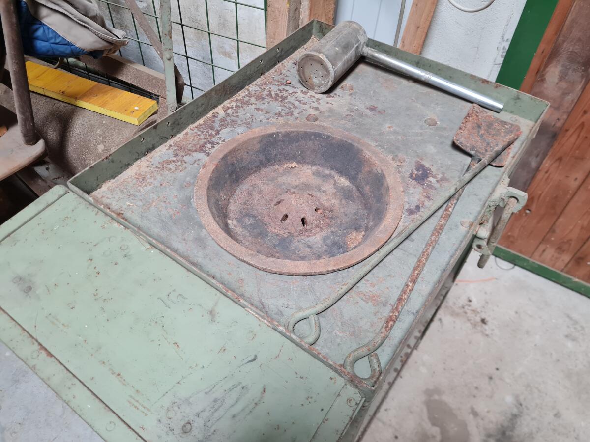 Feldschmiede mit Schmiedeschraubstock 3