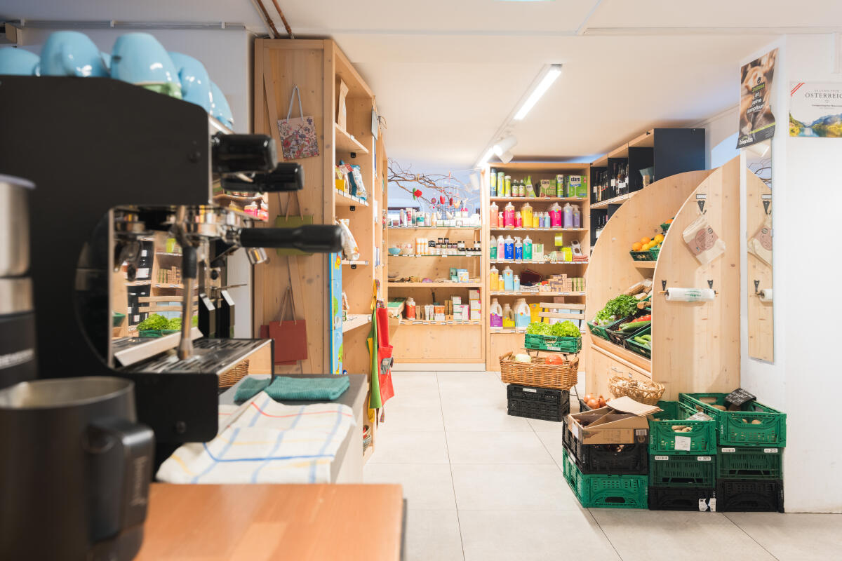 Geschäftsauflösung Massivholzregale, Gemüseregal ca. 13 lfm 2