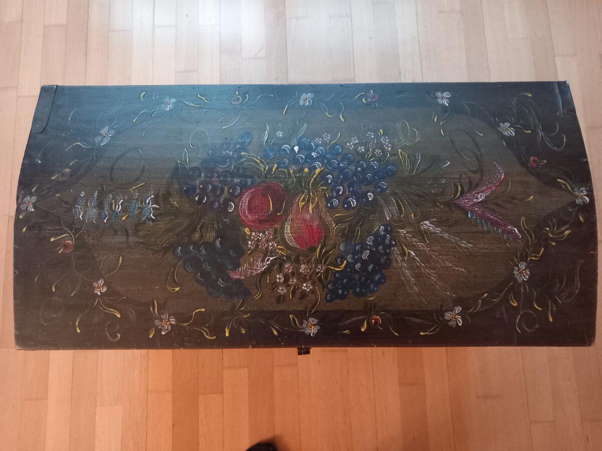 Alte, schön bemalte Holztruhe zu verkaufen! 3