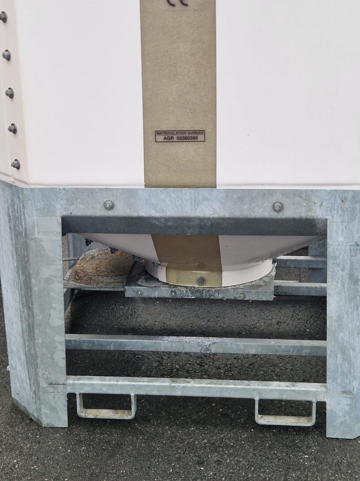 Gebrauchter GFK-Kleinsilo 3