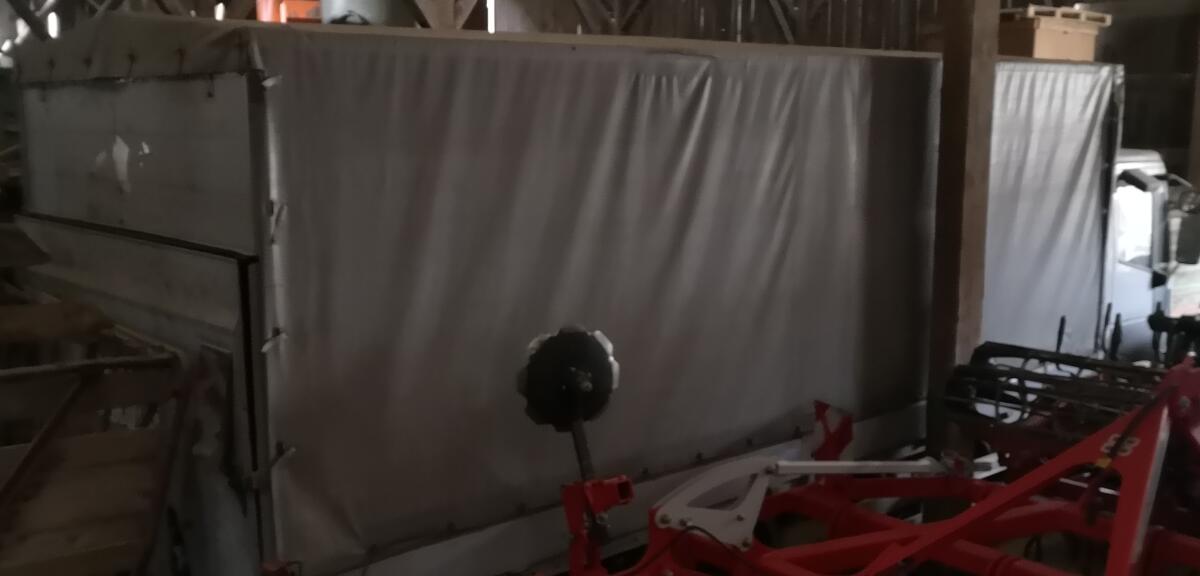 LKW mit Ladebordwand und Planenaufbau 3