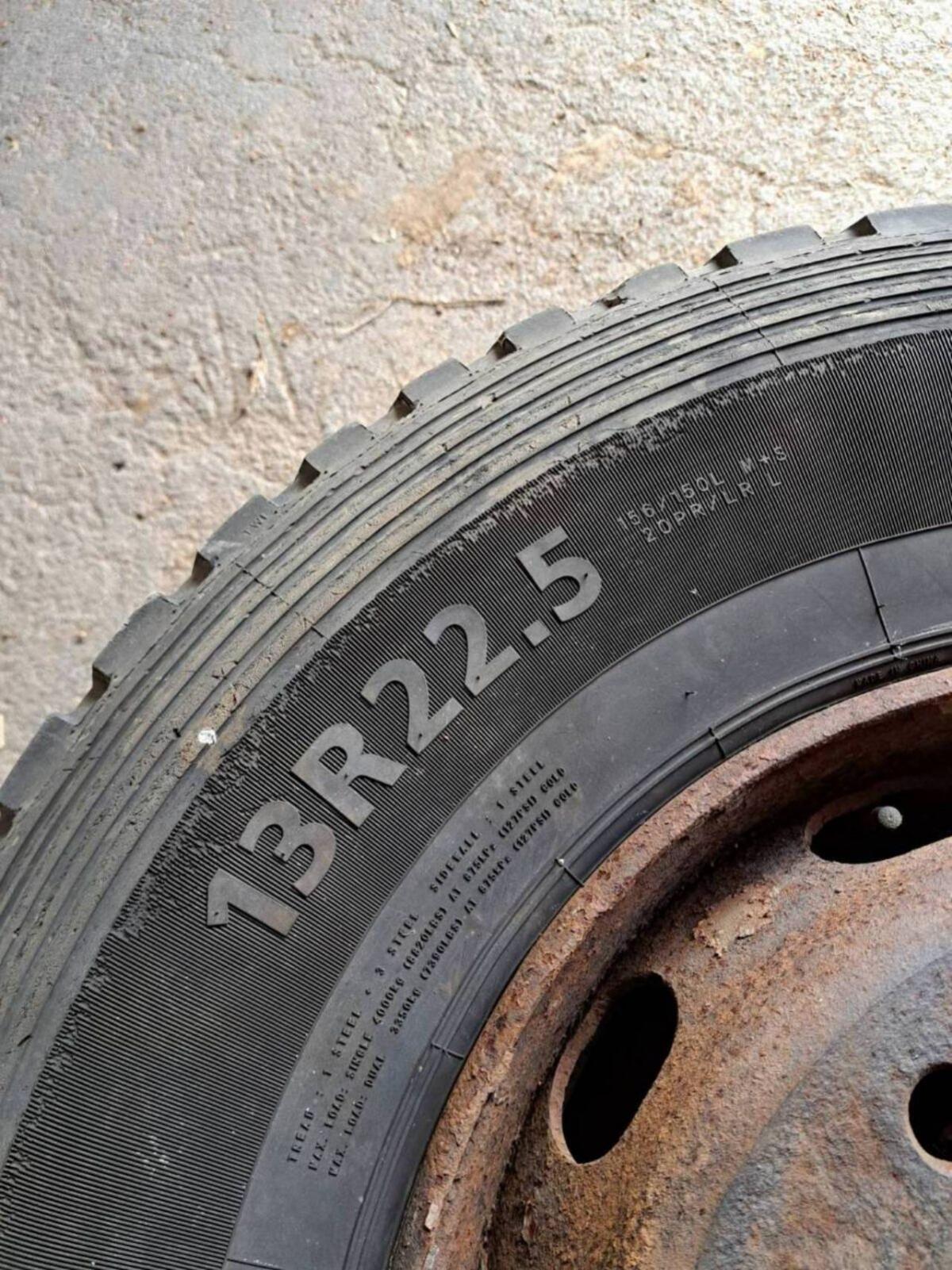 LKW Reifen 13R 22.5 2