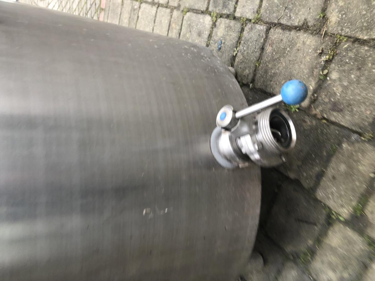 Tank 250 l mit Scheibenventil 3